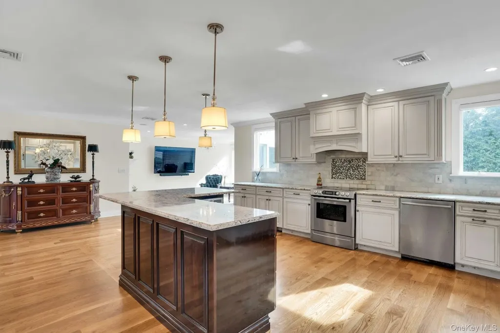 1 Regency Lane Dix Hills NY 11746