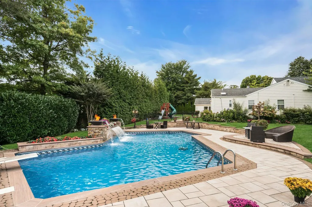 1 Regency Lane Dix Hills NY 11746