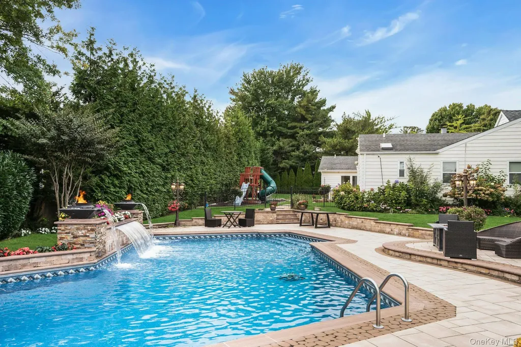 1 Regency Lane Dix Hills NY 11746