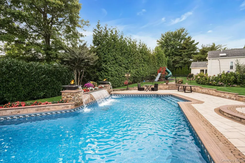 1 Regency Lane Dix Hills NY 11746
