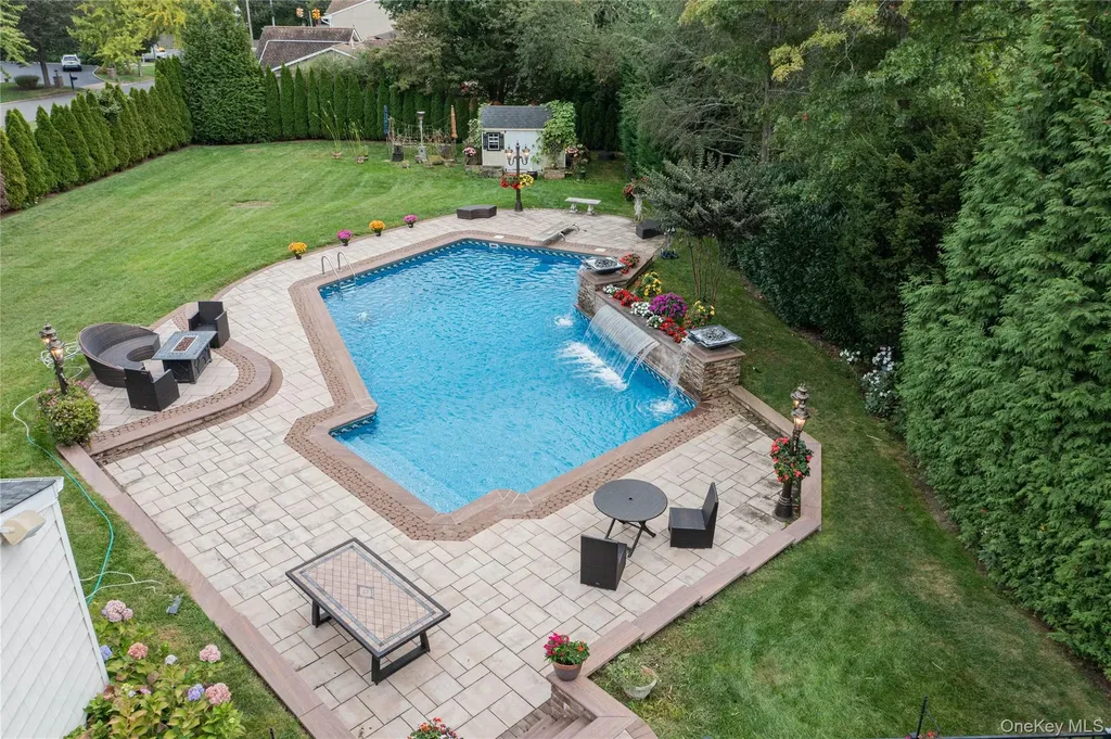 1 Regency Lane Dix Hills NY 11746