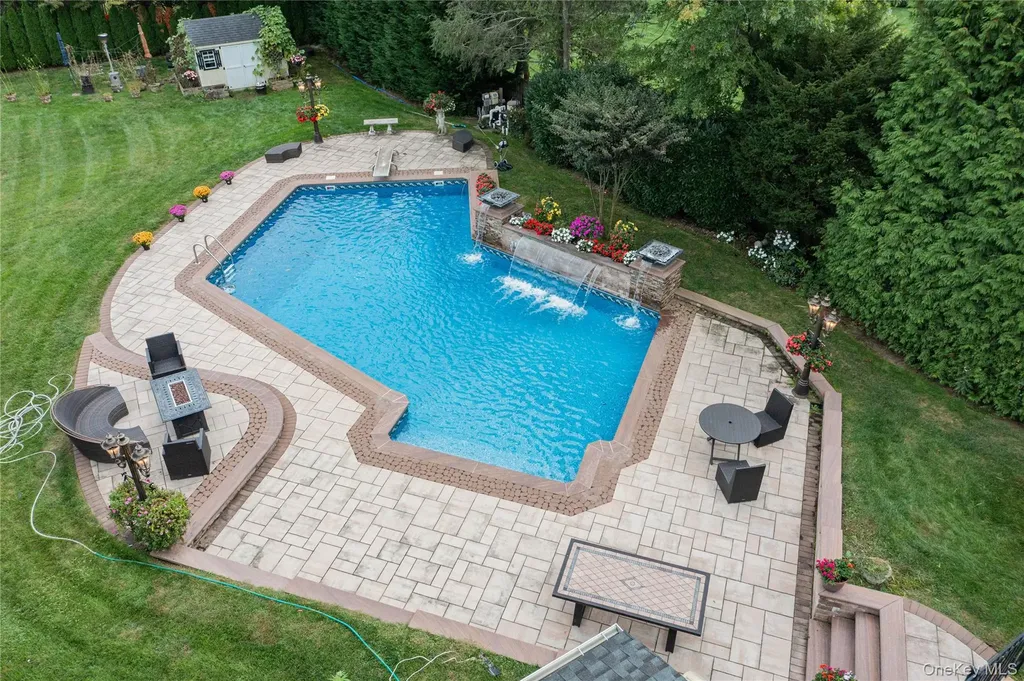 1 Regency Lane Dix Hills NY 11746