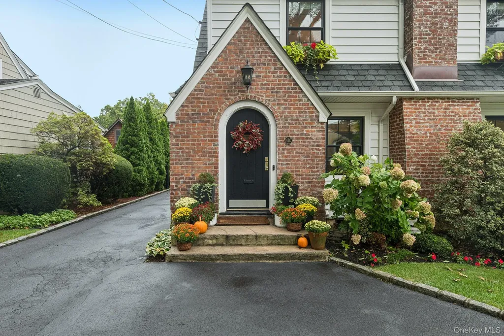 410 Congress Avenue East Williston NY 11596