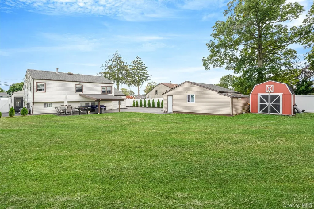 14 Dartmouth Drive Bay Shore NY 11706