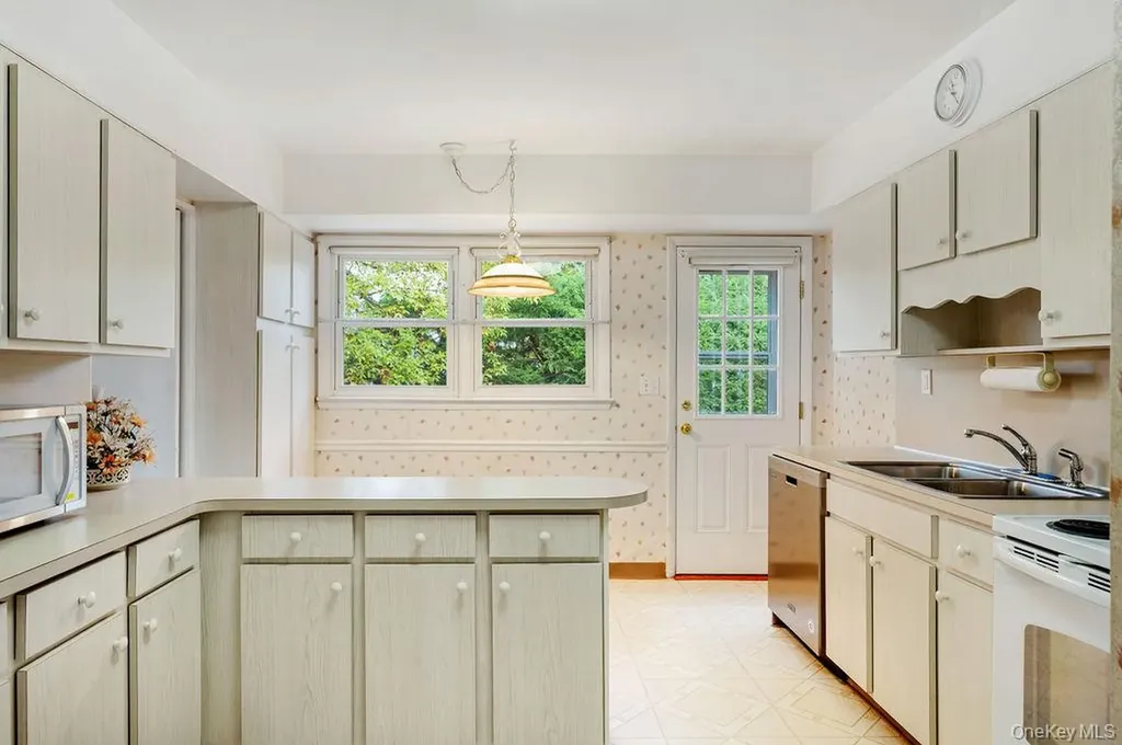 18 Seton Drive New Rochelle NY 10804