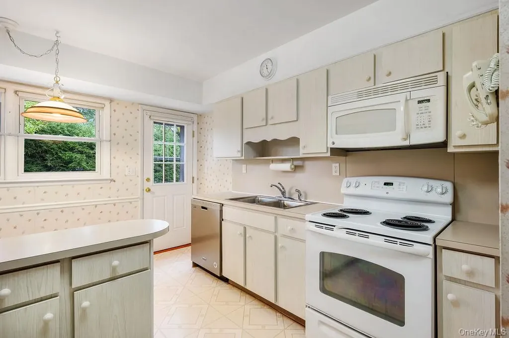 18 Seton Drive New Rochelle NY 10804