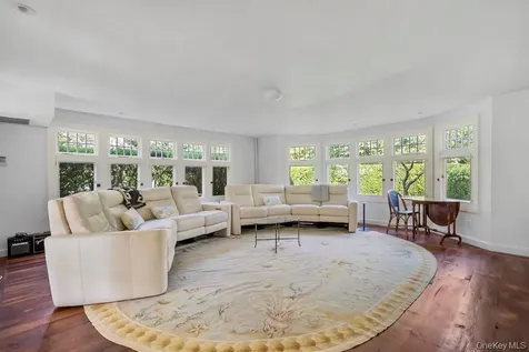 46 Bellport Lane Bellport Village NY 11713