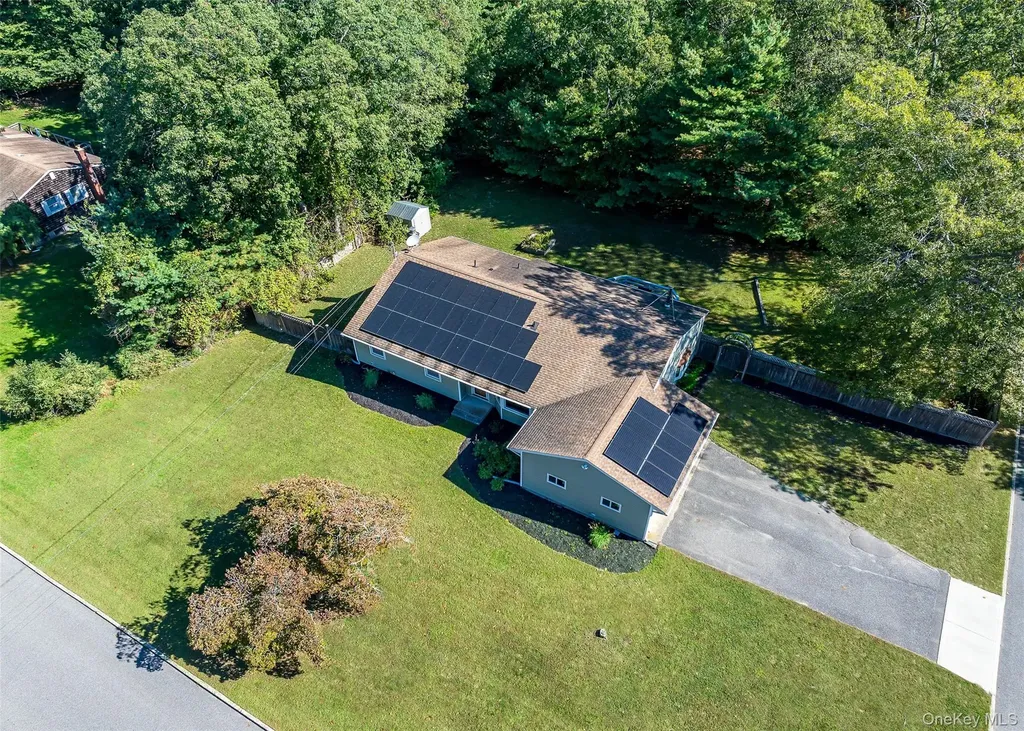 15 Garden Lane Yaphank NY 11980