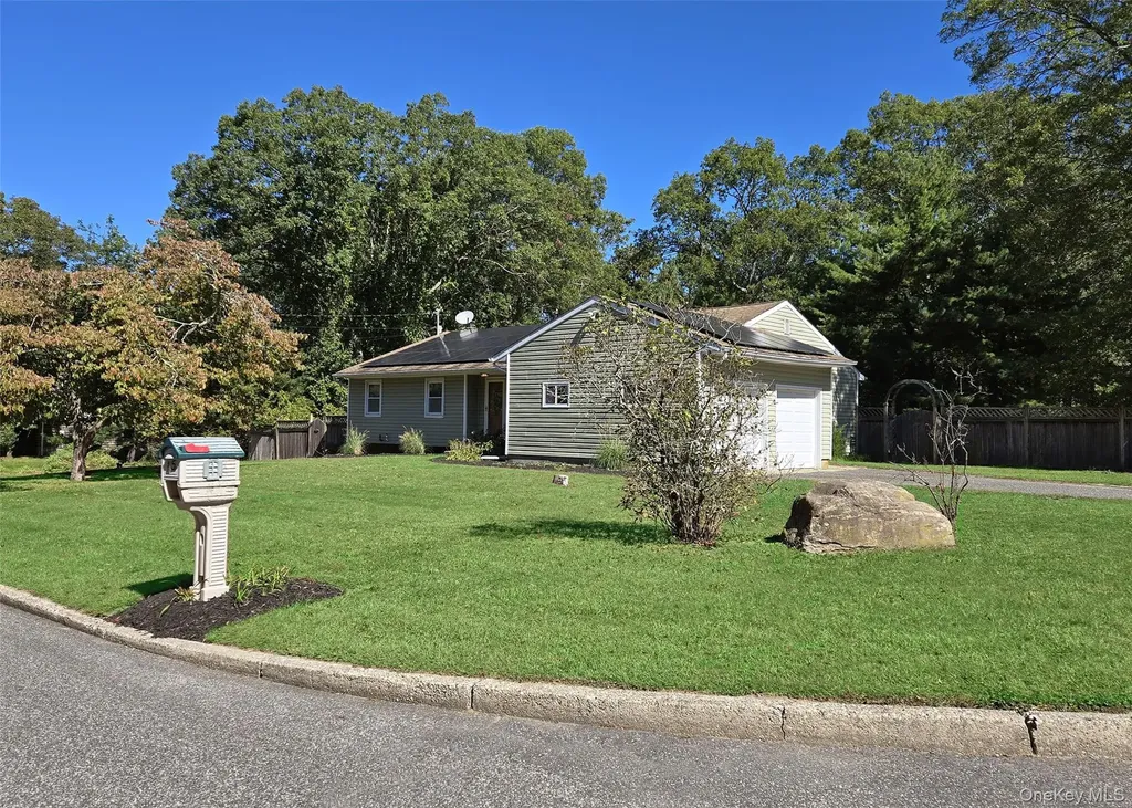 15 Garden Lane Yaphank NY 11980