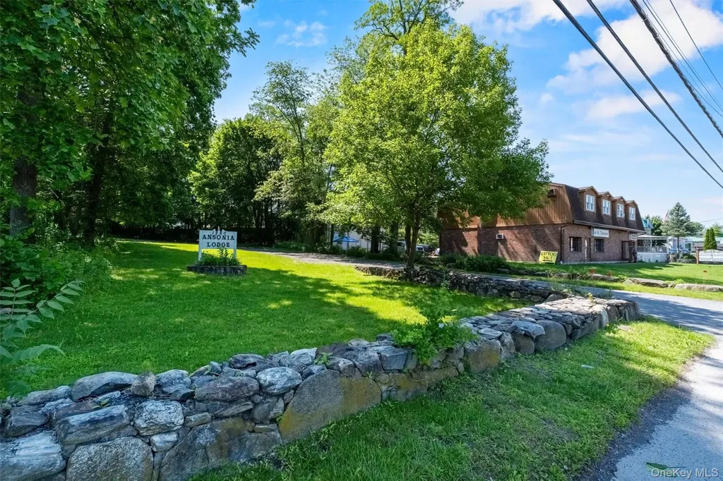 1860 E Main Street Mohegan Lake NY 10547