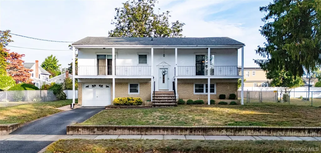 52 Dover Street Lindenhurst NY 11757