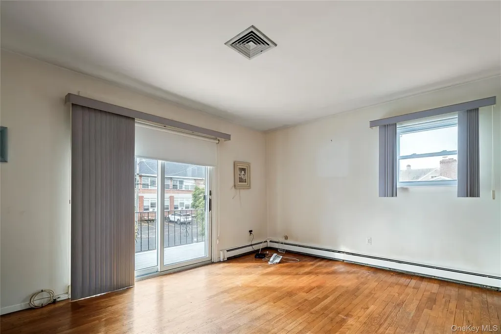 52 Dover Street Lindenhurst NY 11757