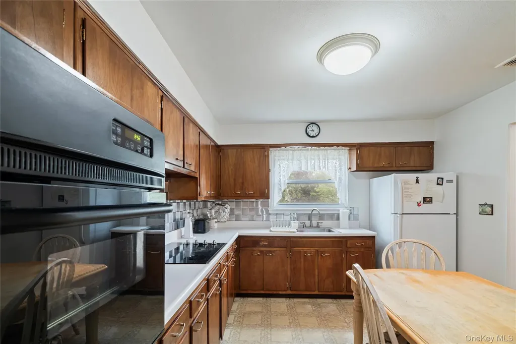 52 Dover Street Lindenhurst NY 11757