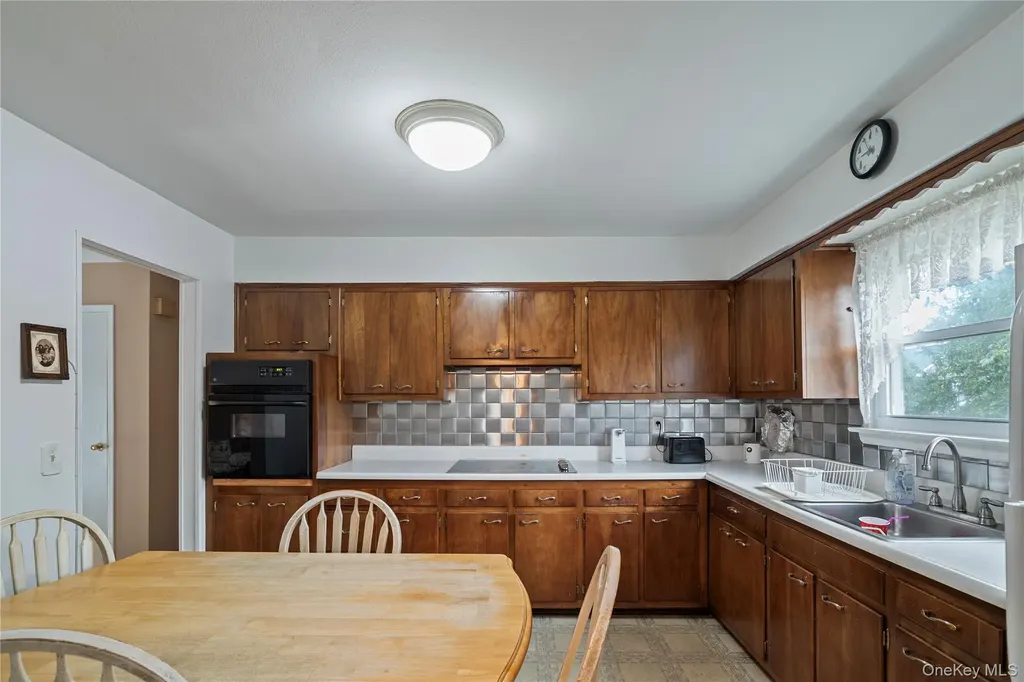 52 Dover Street Lindenhurst NY 11757