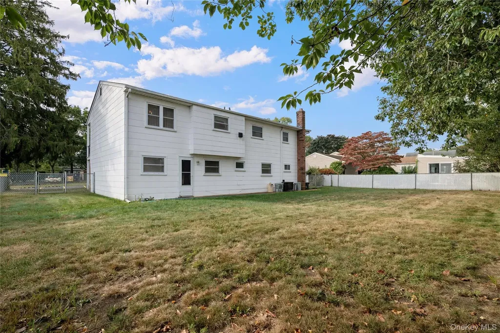 52 Dover Street Lindenhurst NY 11757