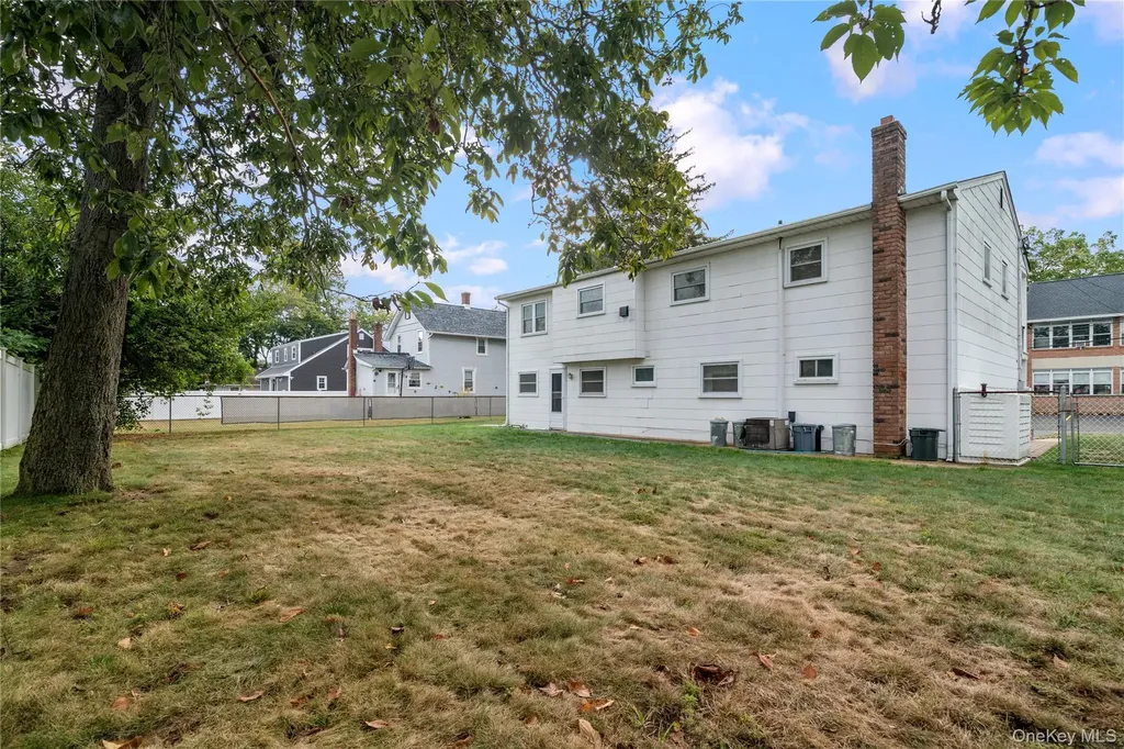 52 Dover Street Lindenhurst NY 11757