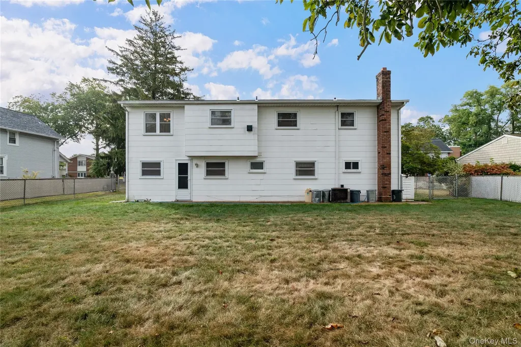 52 Dover Street Lindenhurst NY 11757