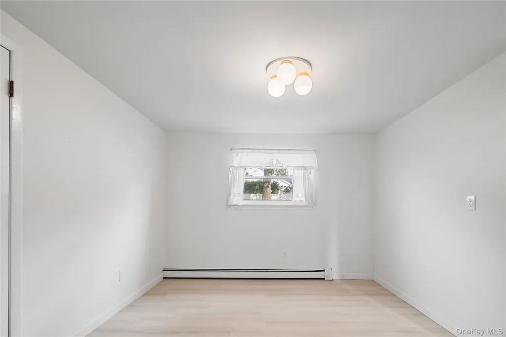 52 Dover Street Lindenhurst NY 11757