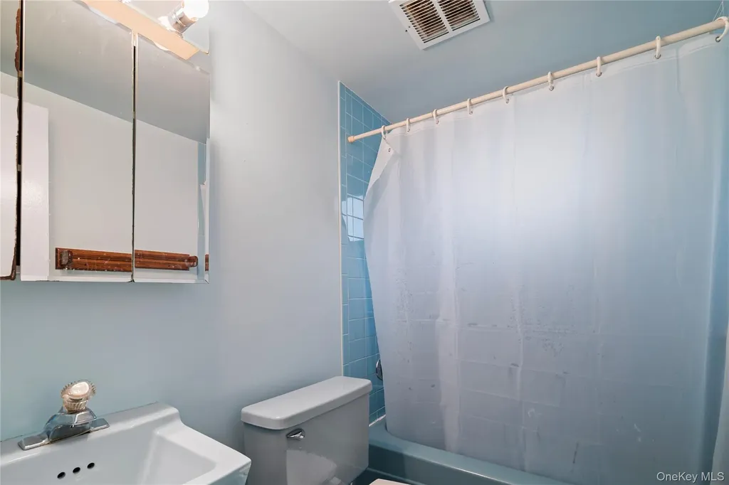 52 Dover Street Lindenhurst NY 11757