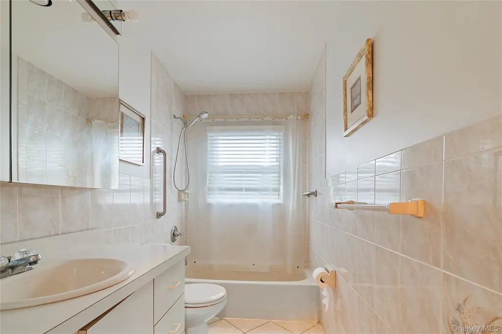 52 Dover Street Lindenhurst NY 11757
