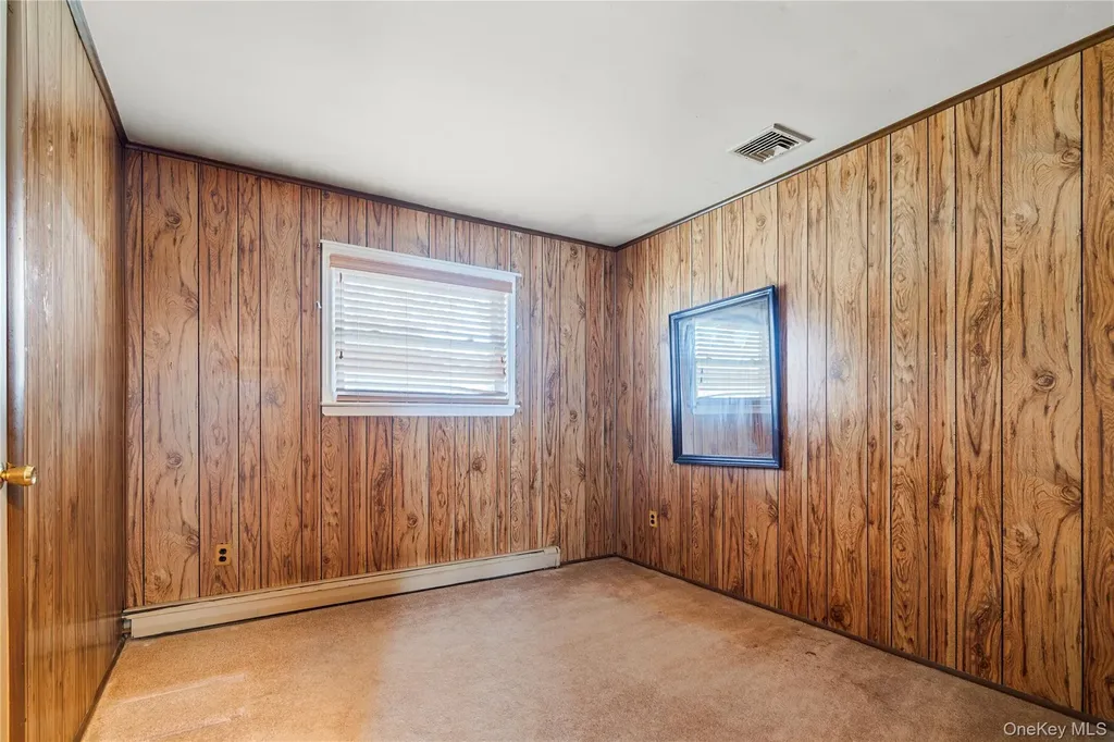 52 Dover Street Lindenhurst NY 11757