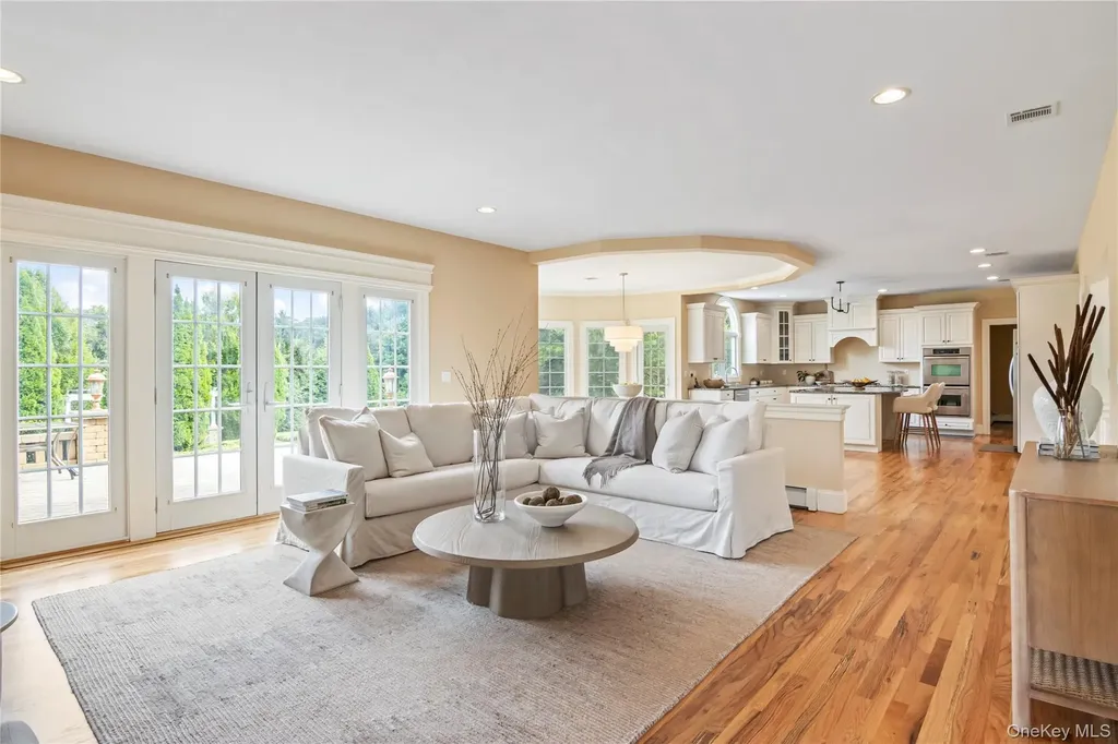 10 Rolling Meadow Lane Northport NY 11768