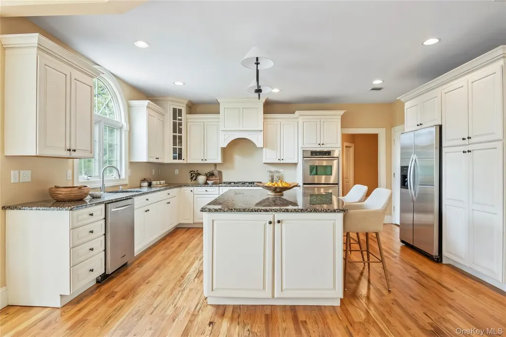 10 Rolling Meadow Lane Northport NY 11768