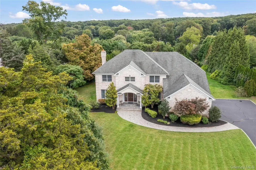 10 Rolling Meadow Lane Northport NY 11768