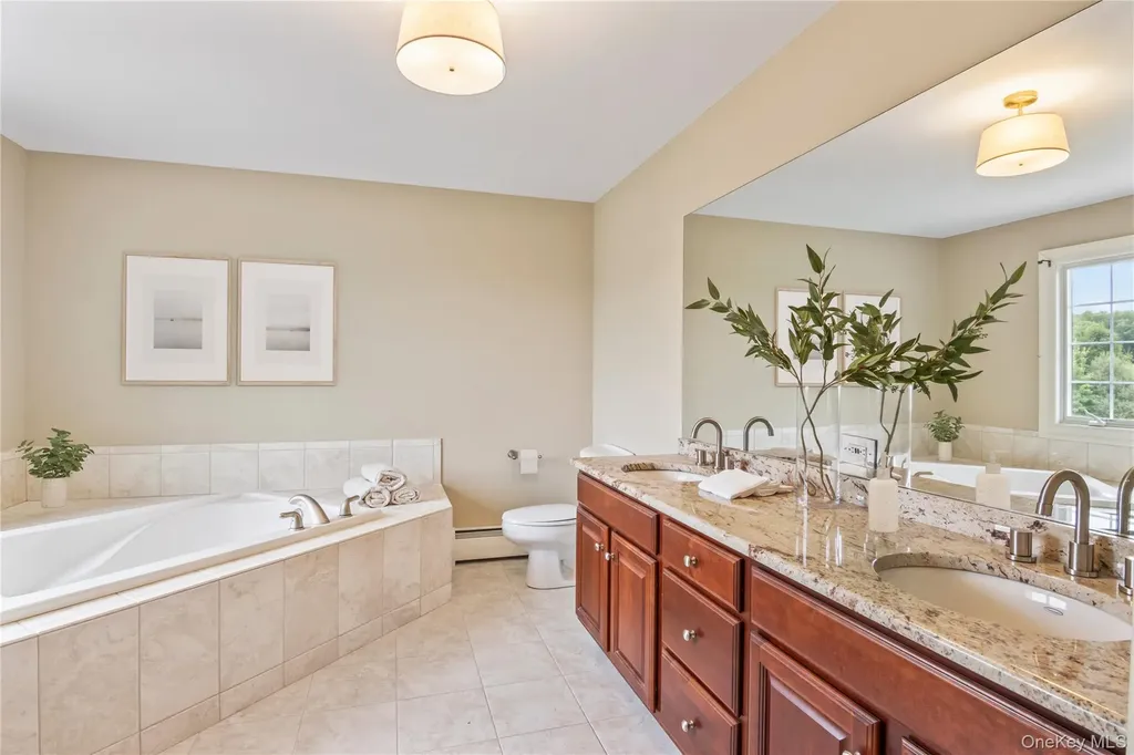 10 Rolling Meadow Lane Northport NY 11768