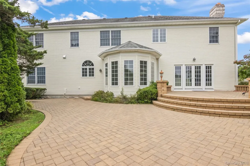 10 Rolling Meadow Lane Northport NY 11768