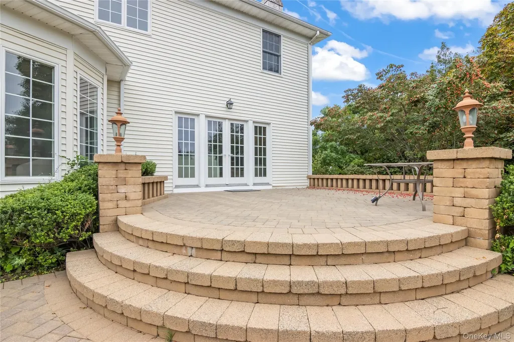 10 Rolling Meadow Lane Northport NY 11768