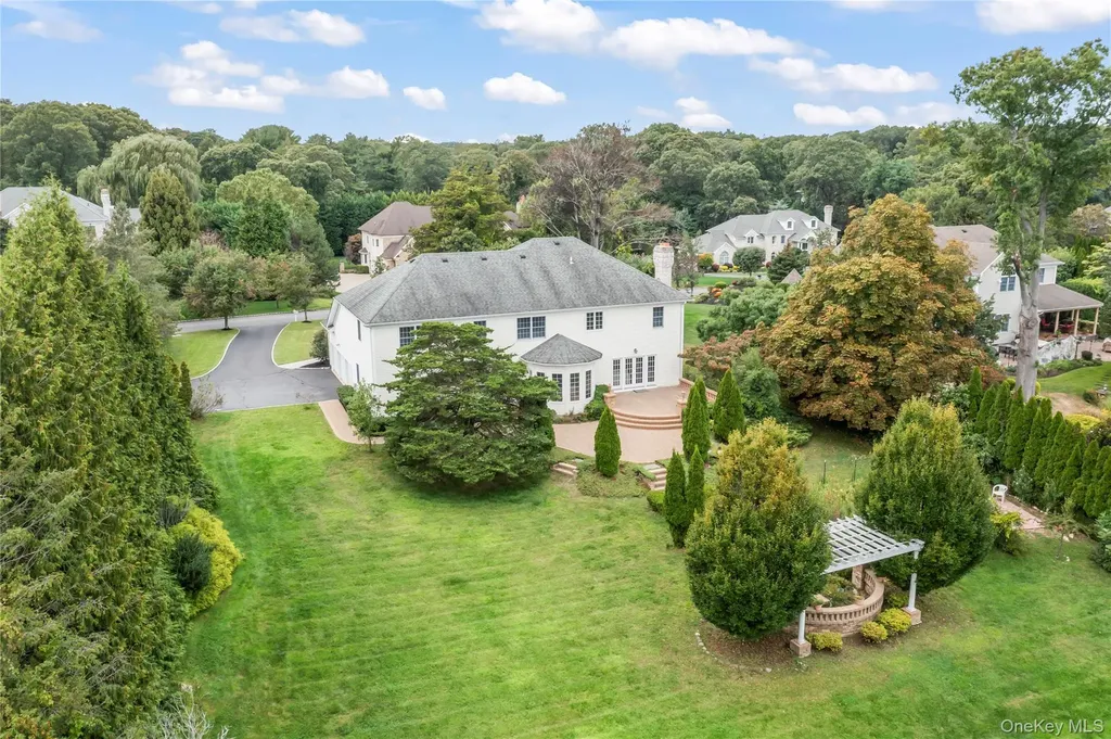 10 Rolling Meadow Lane Northport NY 11768