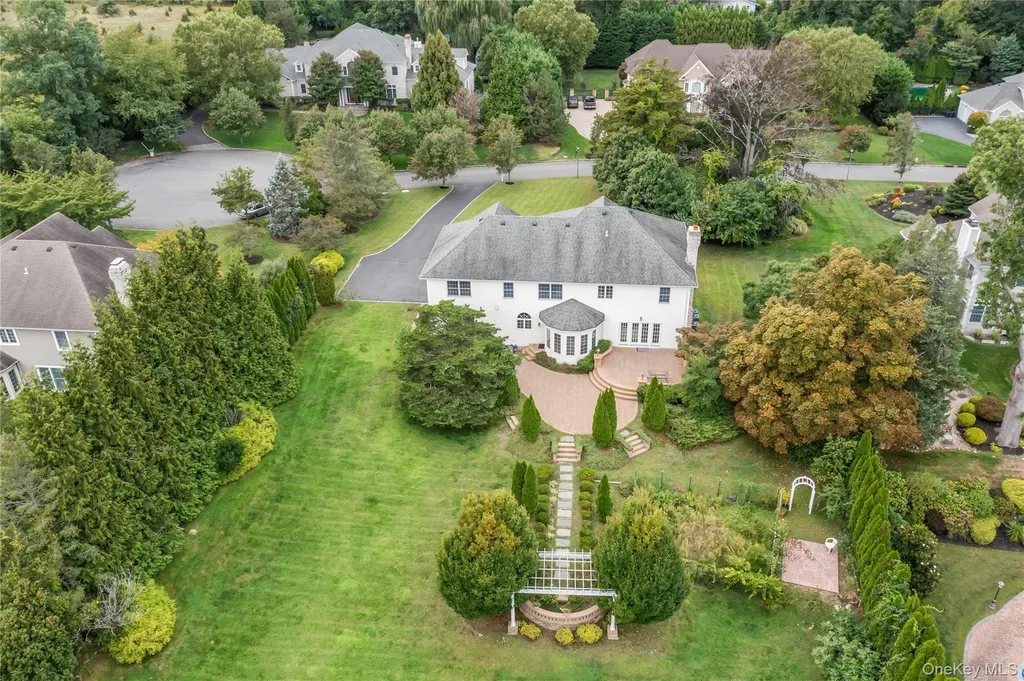 10 Rolling Meadow Lane Northport NY 11768