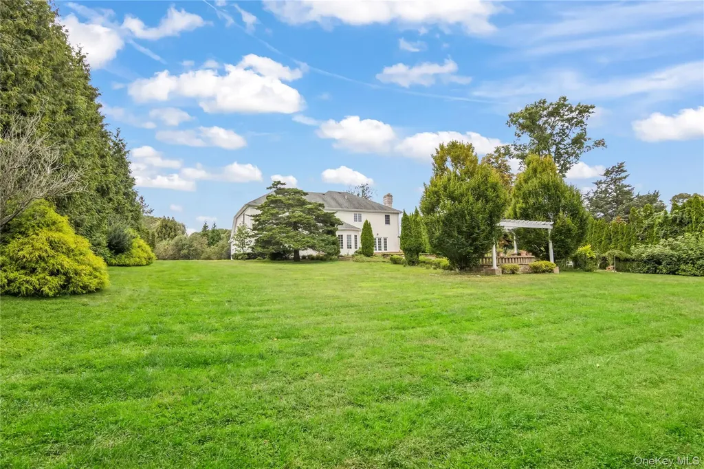 10 Rolling Meadow Lane Northport NY 11768