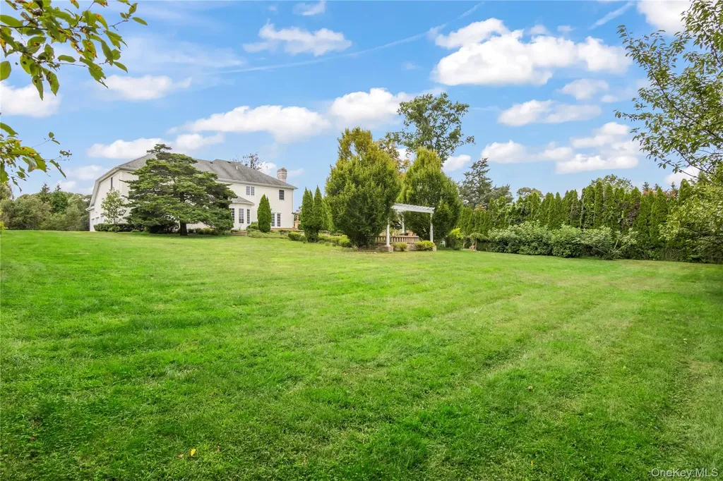 10 Rolling Meadow Lane Northport NY 11768