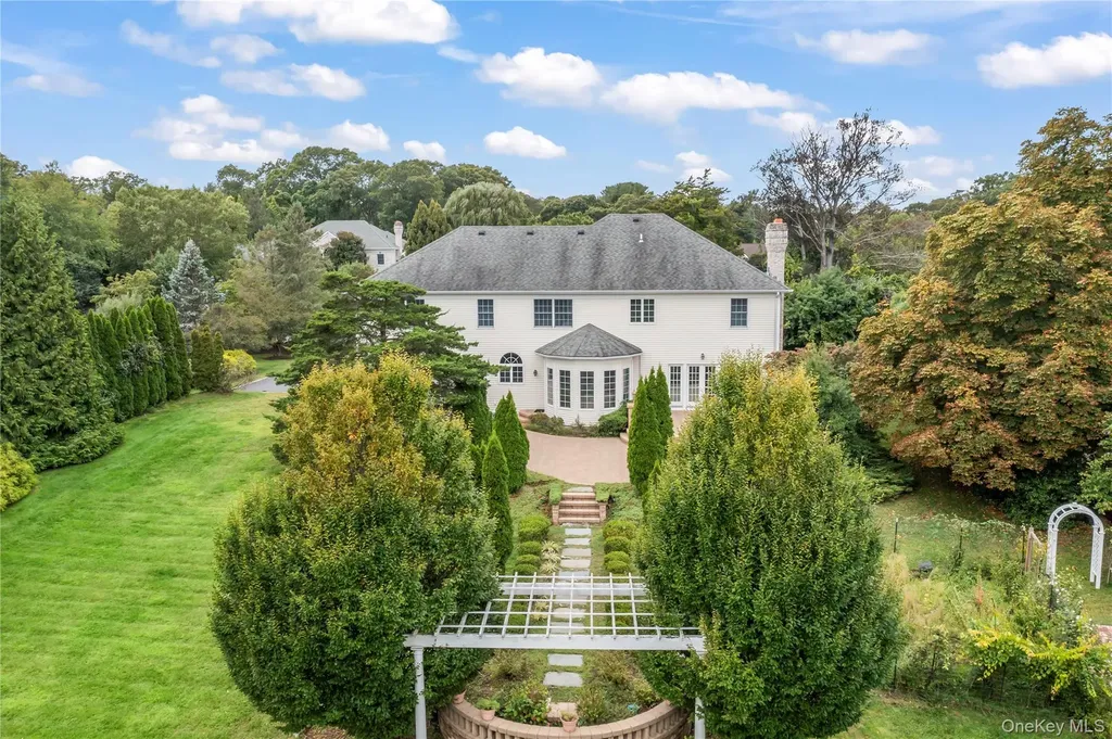 10 Rolling Meadow Lane Northport NY 11768