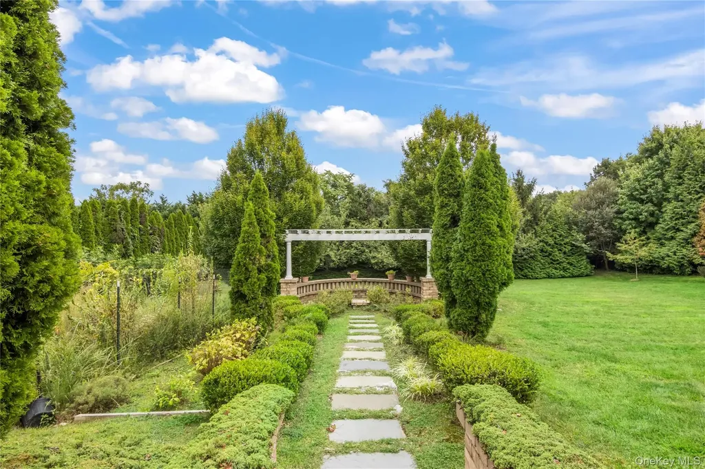 10 Rolling Meadow Lane Northport NY 11768