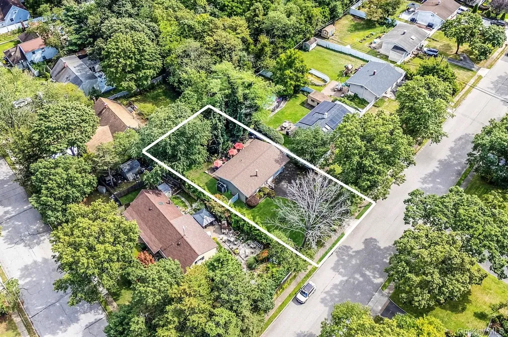 27 Split Cedar Drive Islandia NY 11749