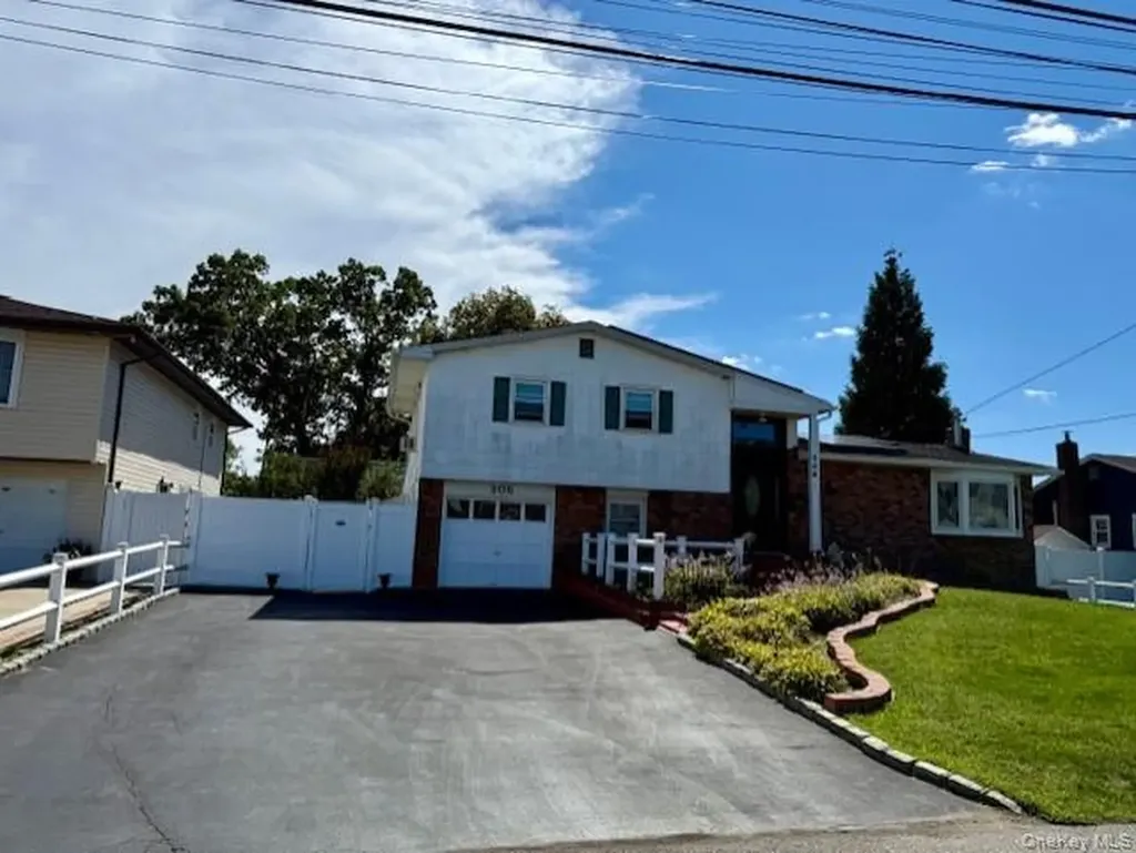 306 Broadway West Babylon NY 11704