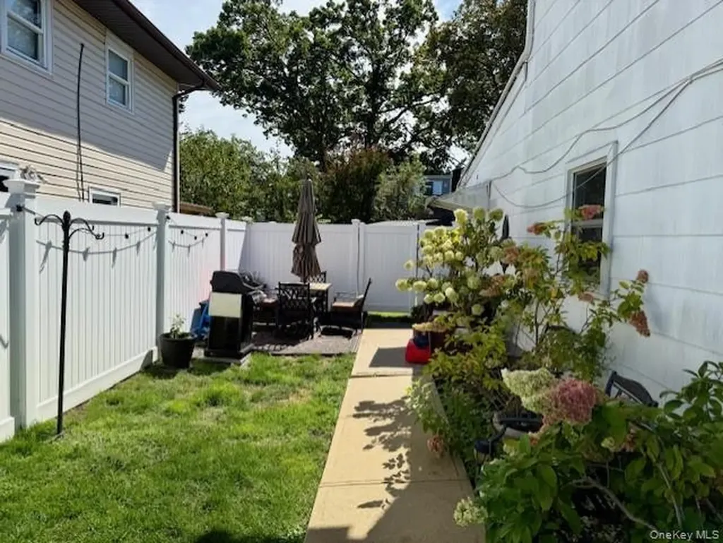 306 Broadway West Babylon NY 11704