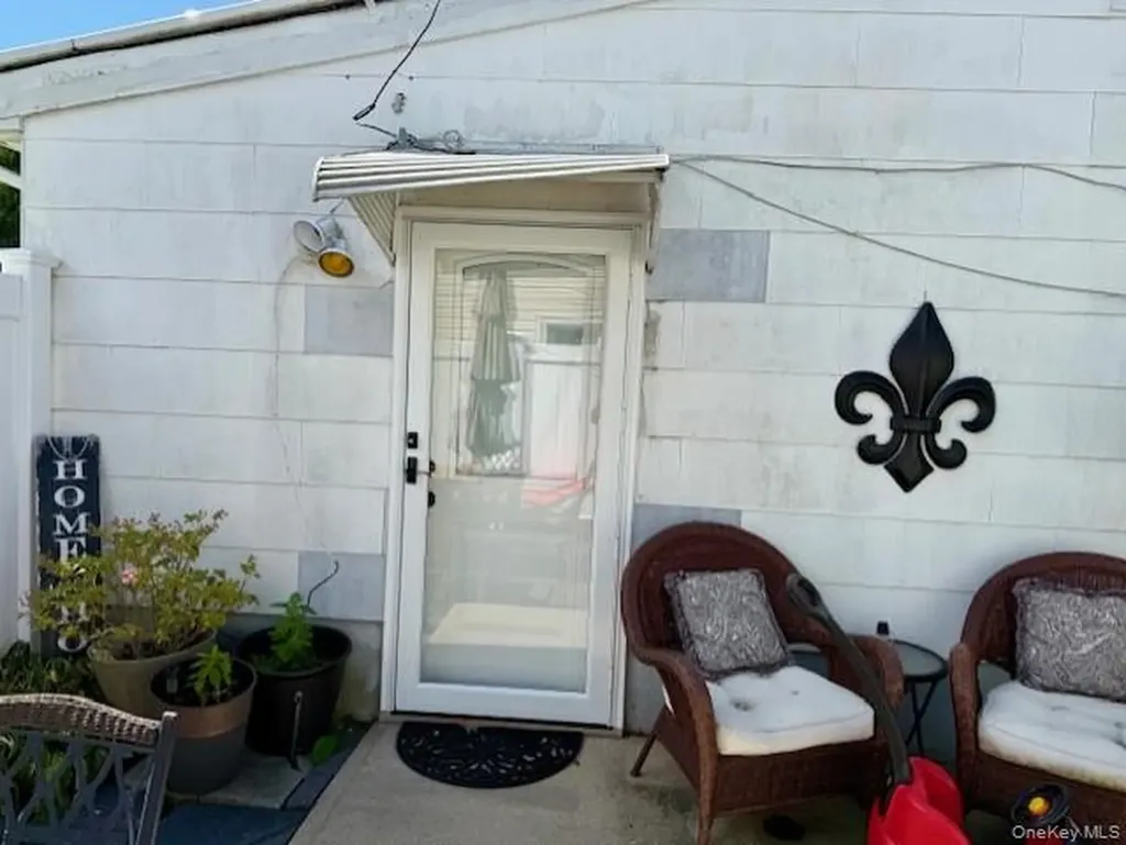 306 Broadway West Babylon NY 11704