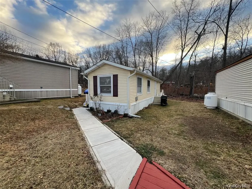 2 Mazies Lane New Windsor NY 12553