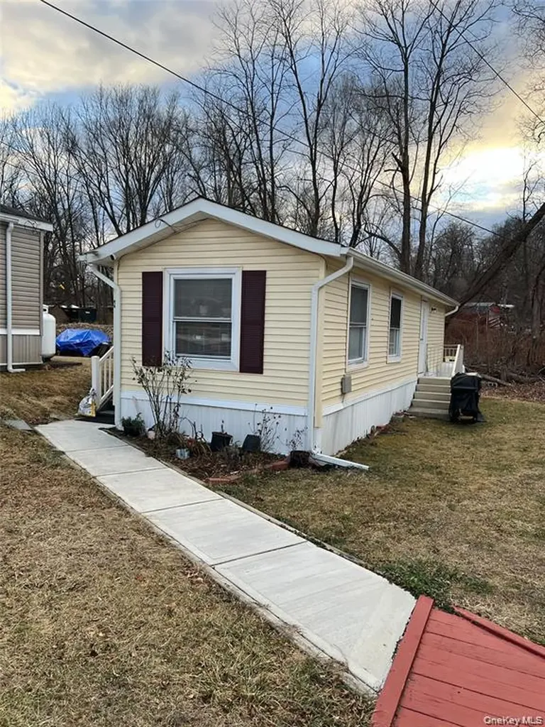 2 Mazies Lane New Windsor NY 12553