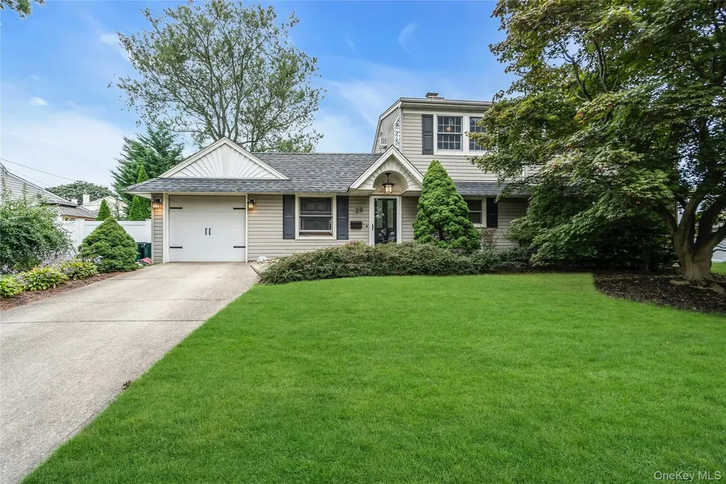 29 Crystal Lane Westbury NY 11590