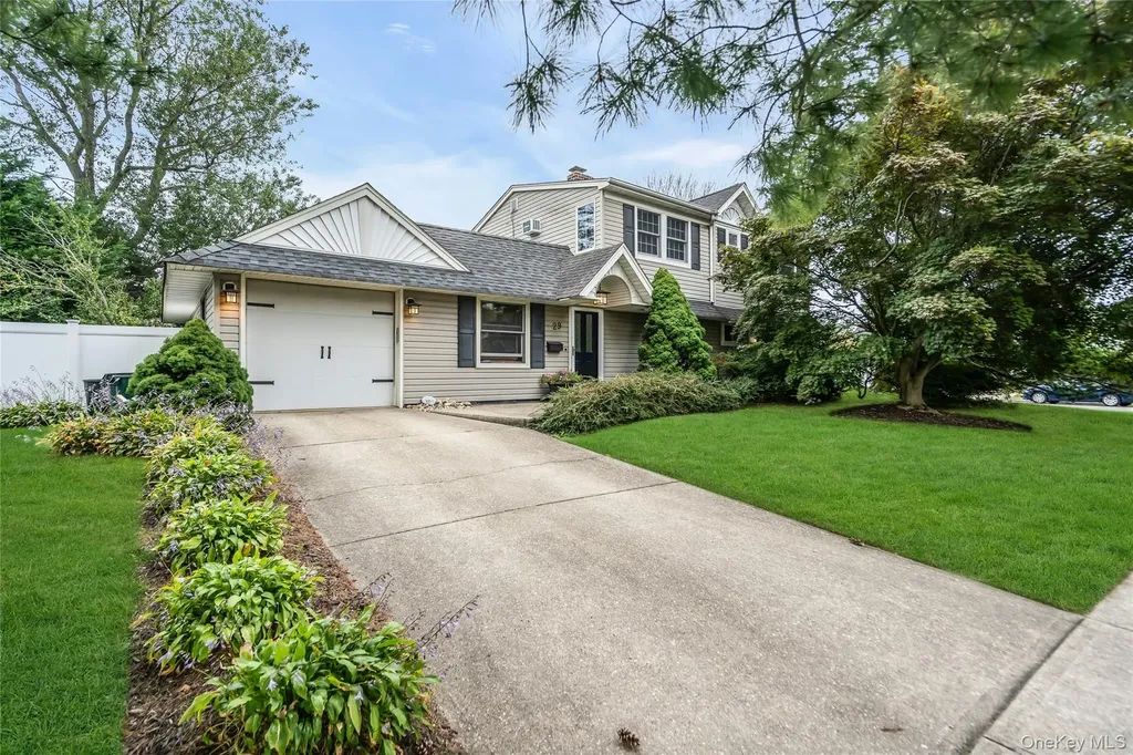 29 Crystal Lane Westbury NY 11590