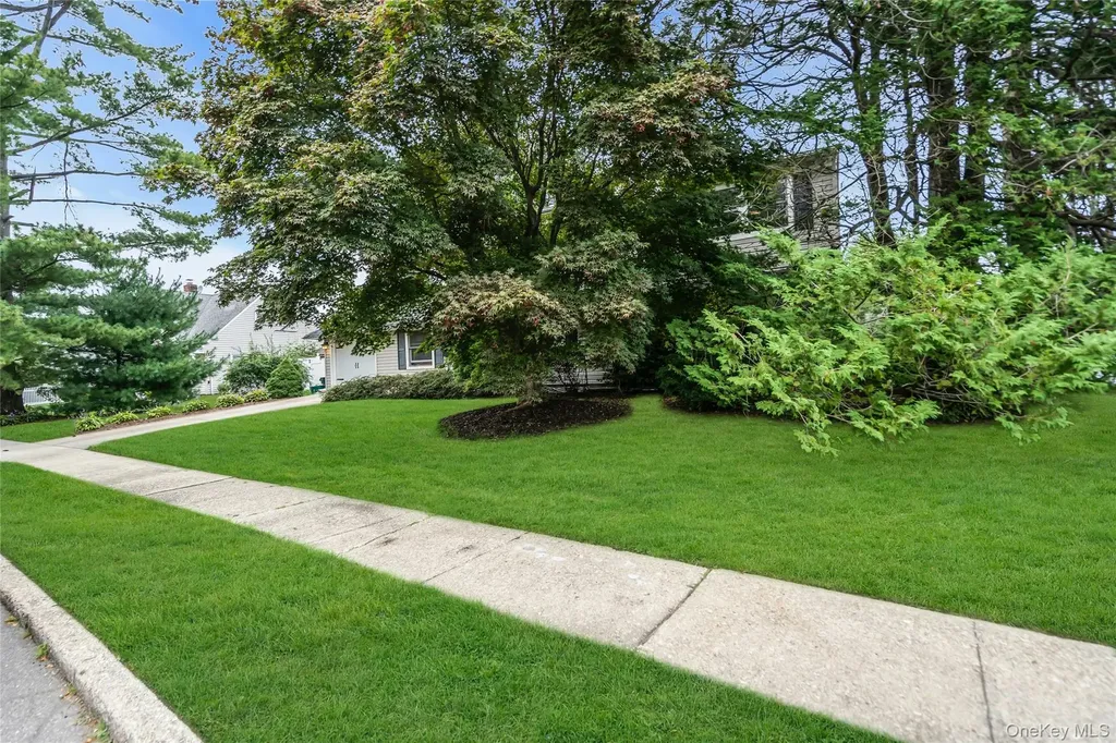 29 Crystal Lane Westbury NY 11590