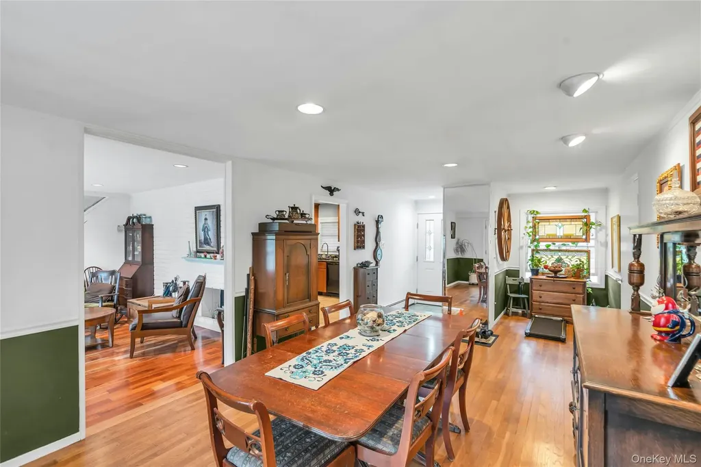29 Crystal Lane Westbury NY 11590