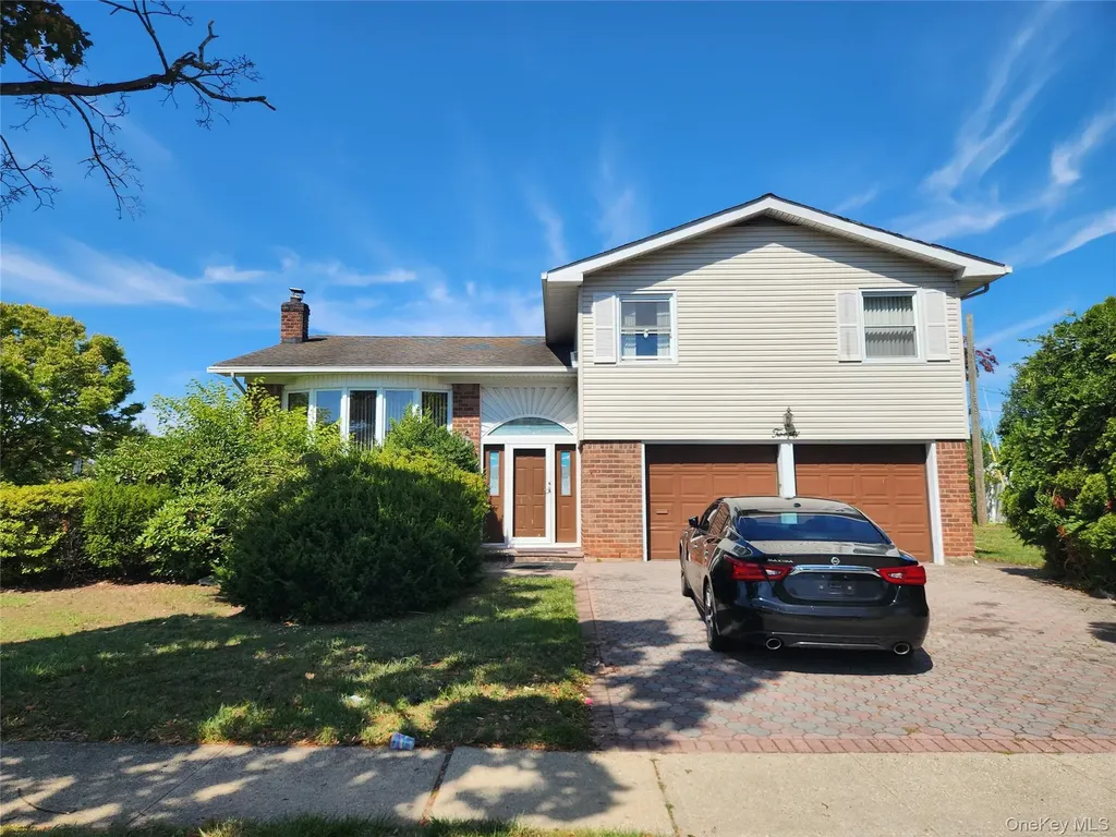 20 Marilyn Lane Westbury NY 11590