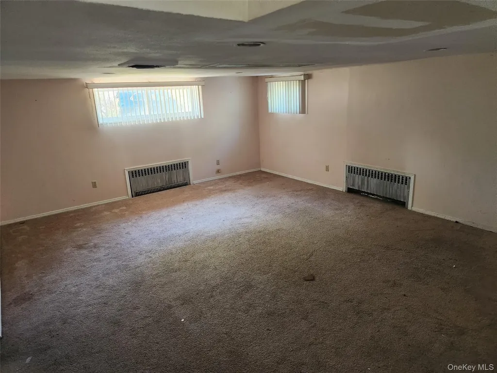 20 Marilyn Lane Westbury NY 11590