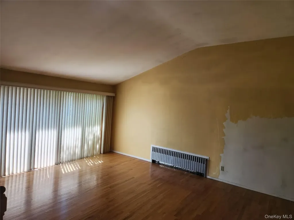 20 Marilyn Lane Westbury NY 11590